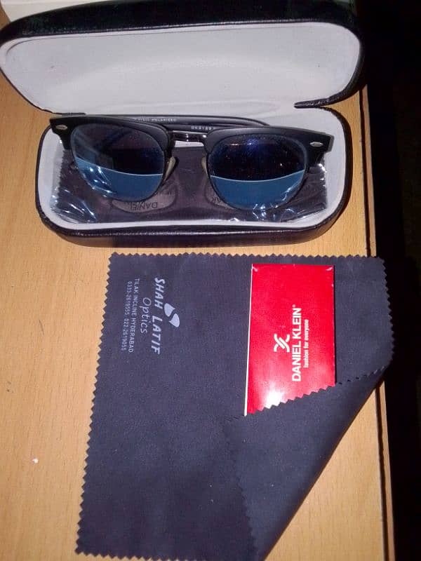 Daniel Klein sun glasses sell 3