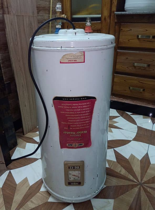 45 Litre Geyser Available. 1