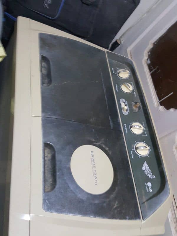 selling LG semi automatic washing machine. 0