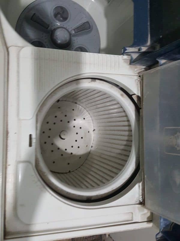 selling LG semi automatic washing machine. 1