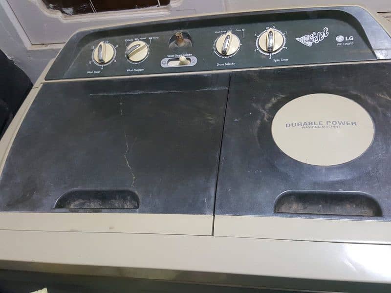 selling LG semi automatic washing machine. 2