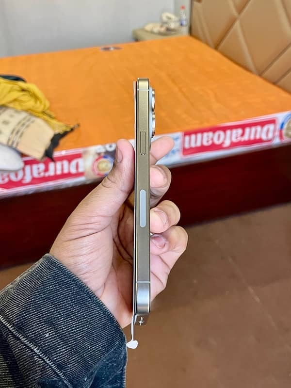 I phone 15pro max Natural titanium jv 3