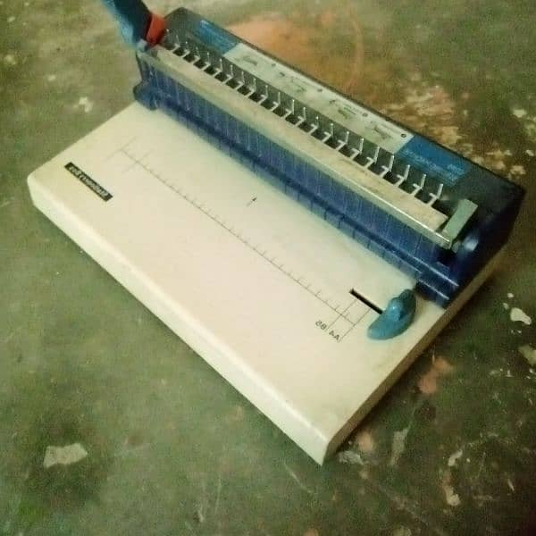 A4 B5 comb binding machine 10/10 condition 0