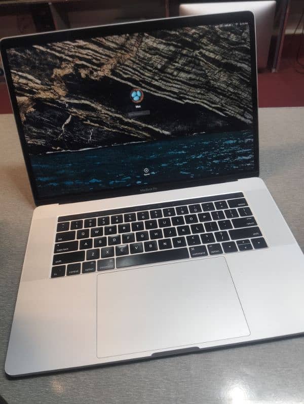 2017 MacBook pro i7 (512GB SSD / 16 GB RAM) 0