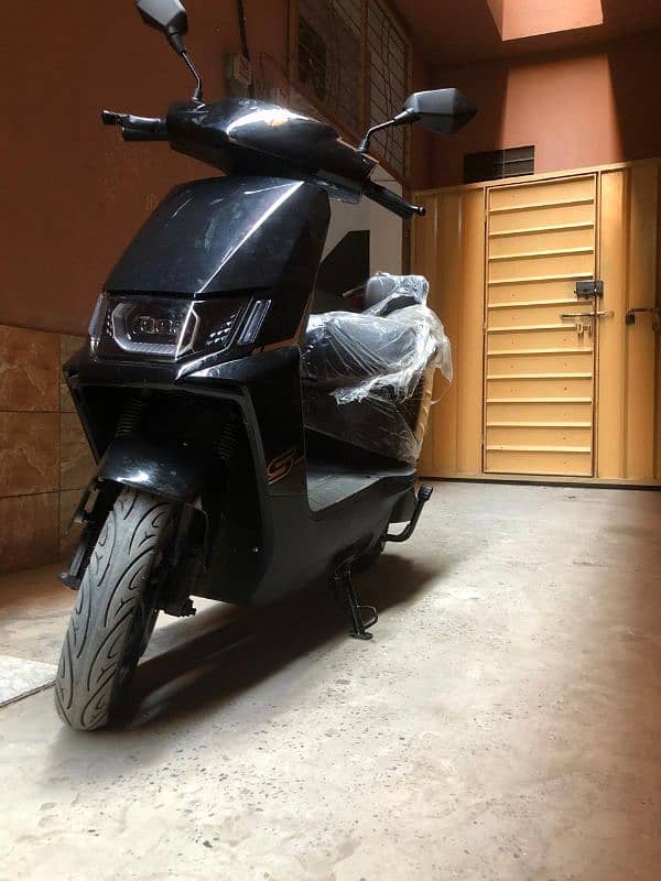 Yadea Electric scooty 2