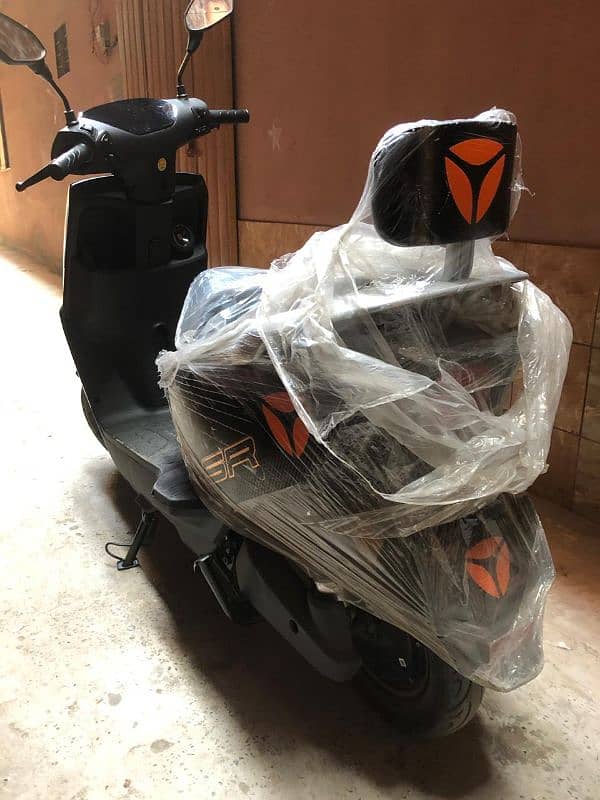 Yadea Electric scooty 4