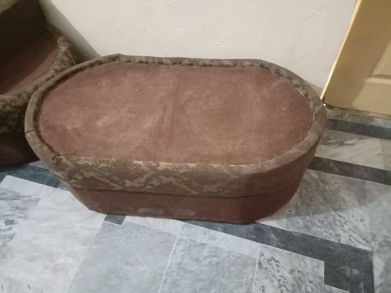 Sofa set with solid wood used in it. 5