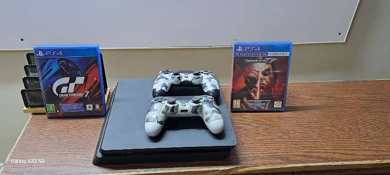 Barely used Ps4 with gamss and controllers 0