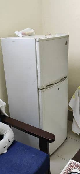 Medium sized LG fridge For Sale 0