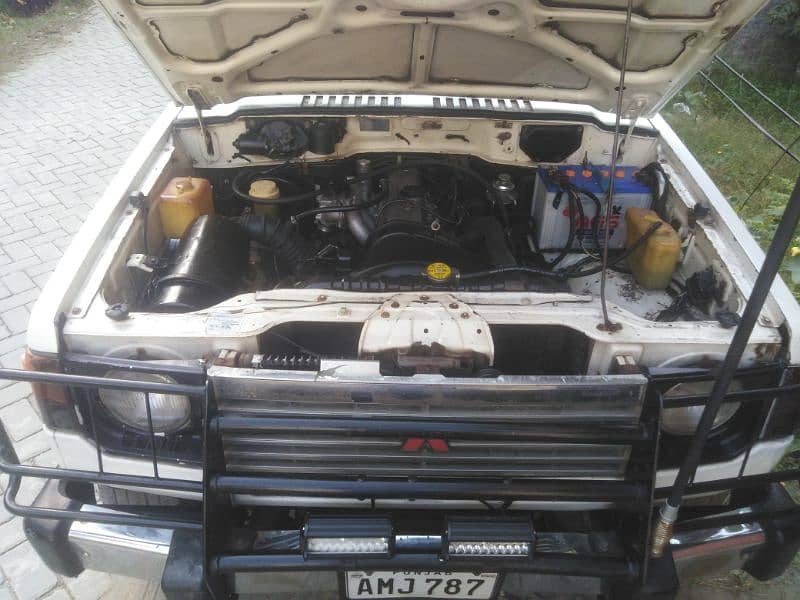 Mitsubishi Pajero 1988 4