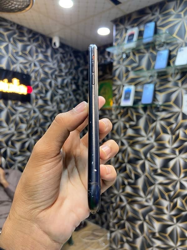 IPHONE XR (64GB) 3