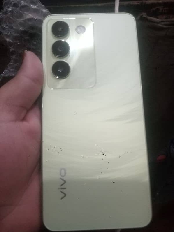 vivo y100 with box and all assreez 2 month used 0