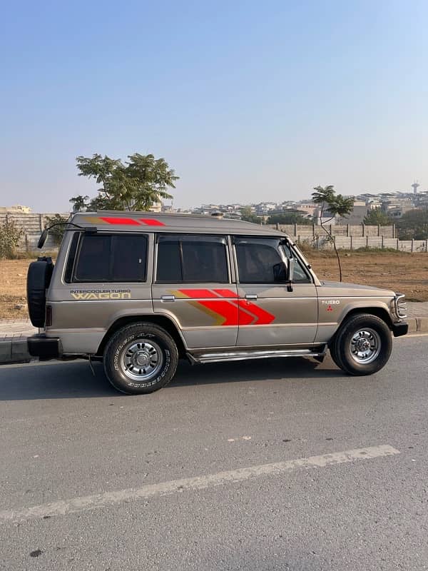 Mitsubishi Pajero 1990 4