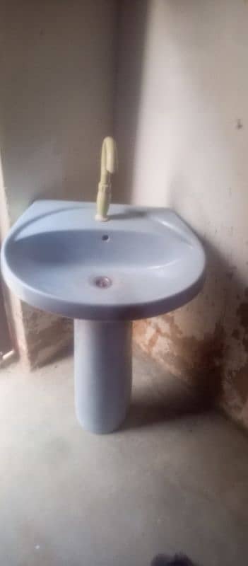 10+10 condition blue colour wash basin 2