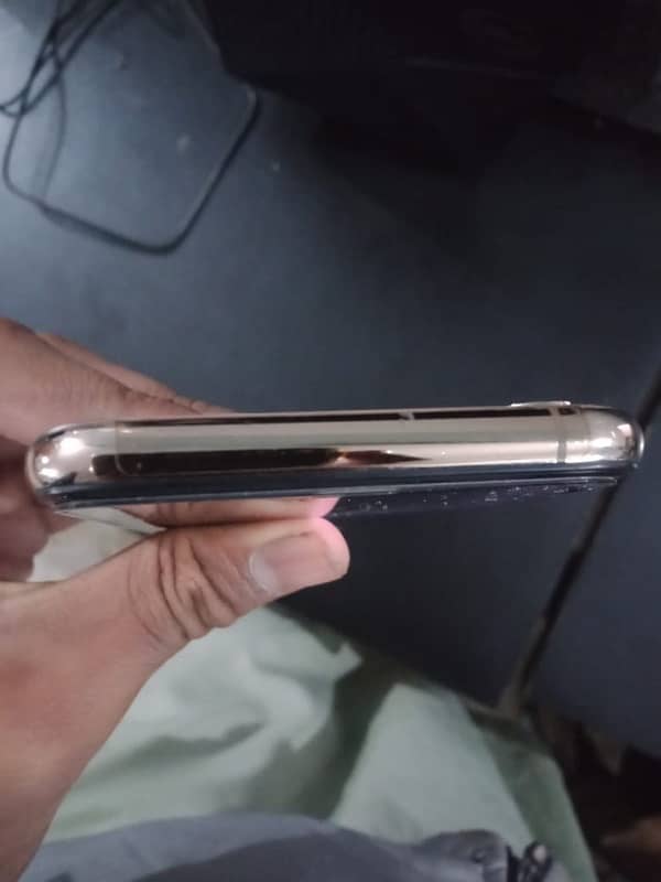 iphone xs 64 GB condition  10/9 ios 18.2 installed 4