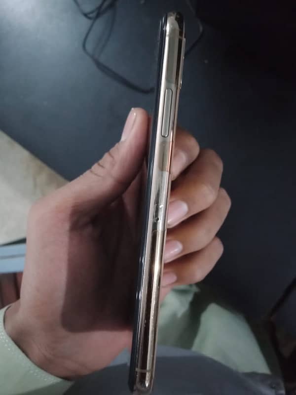 iphone xs 64 GB condition  10/9 ios 18.2 installed 5