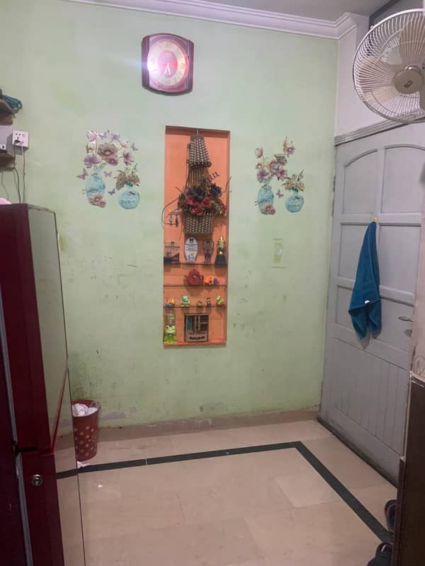 Family flat for rent location yousaf colony 2bed tv lounge 2bath kichan Pani bijli gass sab available 4