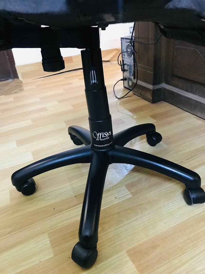 Master Offisys Revolving Chair For Sale 2