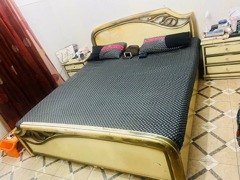 selling king size bed 0