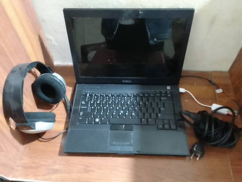 Laptops with headsets, Mouses and chargers. 0