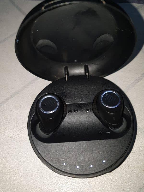 SELLING MY JBL BLUETOOTH EARBUDS/ buds MODEL NUMBER FREE X 2