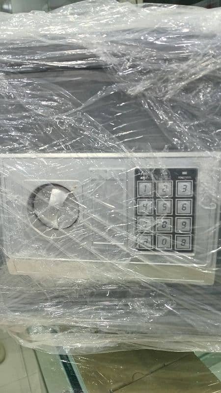 Money Locker with touch pad brand new 0