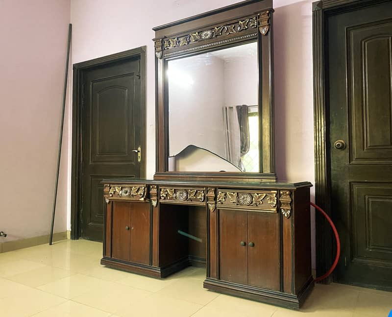 Dressing Table for sale with troller 3