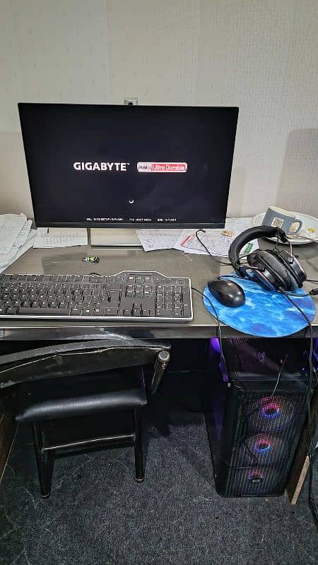 Gaming Pc with 2 monitors 1