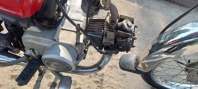 honda 70 condition apky samny h all ok h bike use m h 0