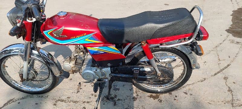 honda 70 condition apky samny h all ok h bike use m h 6