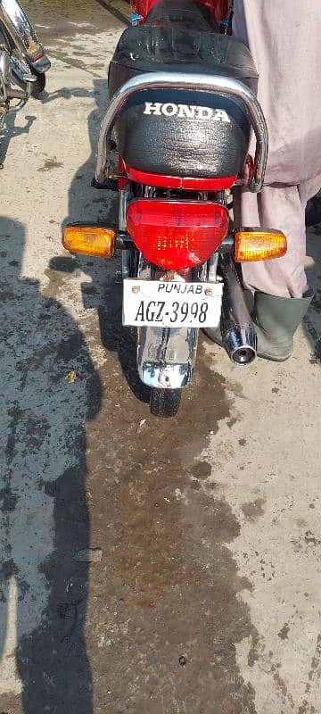 honda 70 condition apky samny h all ok h bike use m h 8