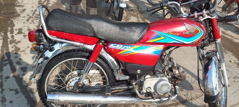 honda 70 condition apky samny h all ok h bike use m h 9