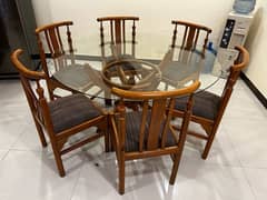 6-seater round dining table