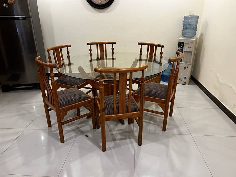 6-seater round dining table 1