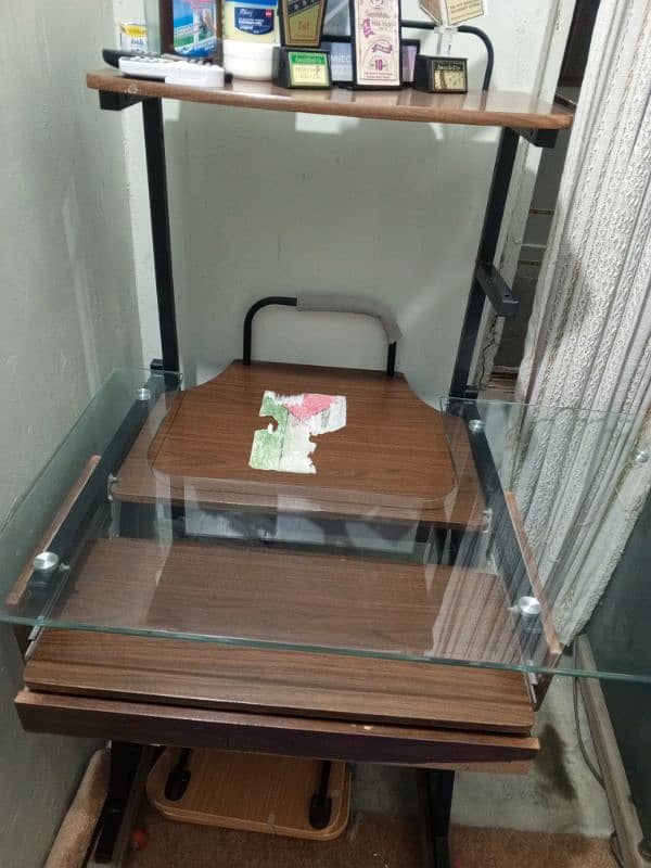 computer table in good condition urgent 0