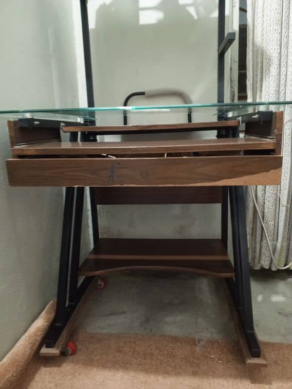 computer table in good condition urgent 1