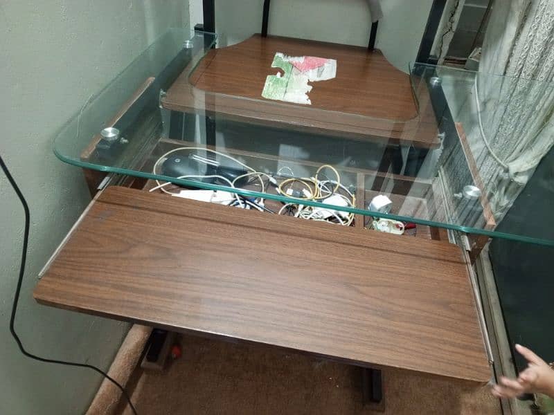 computer table in good condition urgent 5