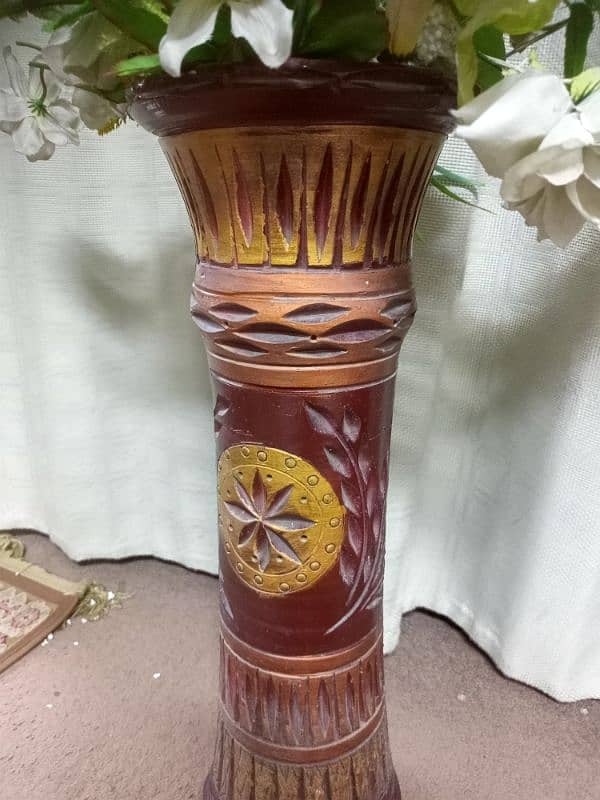 Vase with flower 0