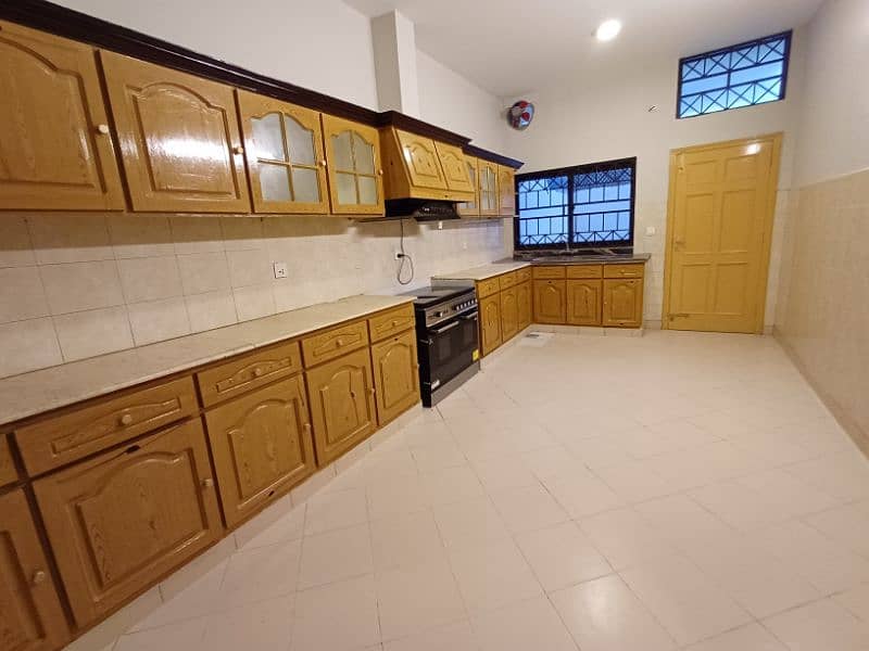 House For Rent in F8 2