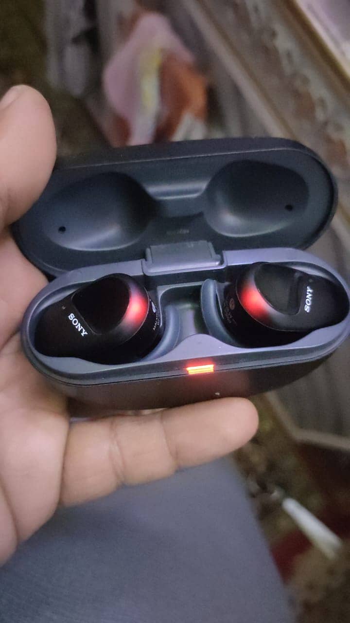 SELLING MY SONY BLUETOOTH EARBUDS/ buds MODEL NUMBER SP 800N 1