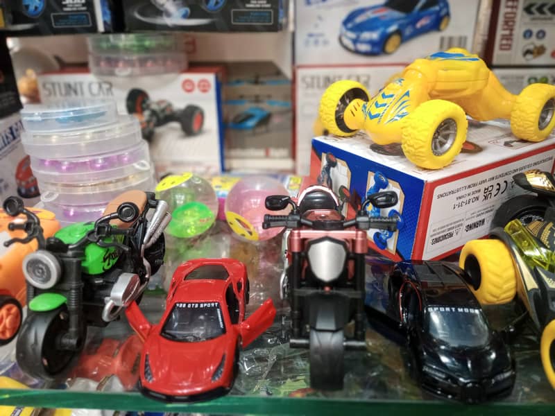 Remode cars. Helicopter. Dolls. or musical toys har Qisam k milain Gy 6