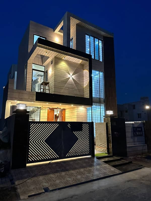 10 MARLA BRAND NEW Luxury Latest Ultra Modern Stylish House Available For Sale In Lake City Lahore With 7 Bedrooms Original Pics 0