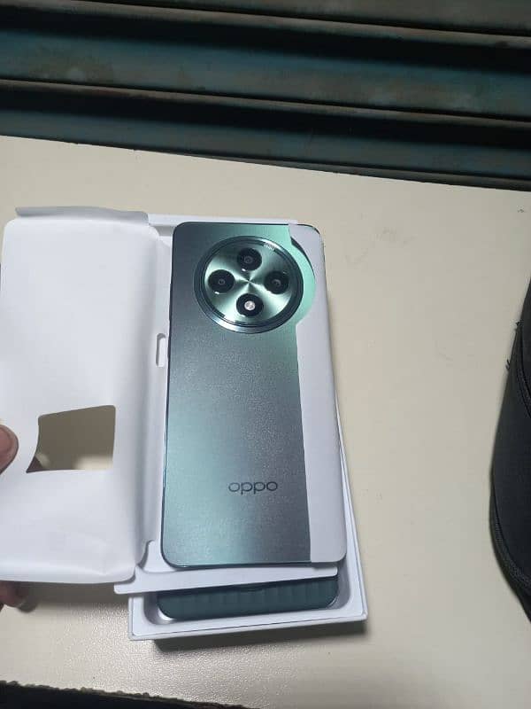 Oppo Reno 12F 3