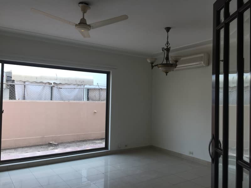 HOUSE FOR SALE IN SARWAR COLONY 11