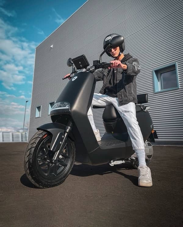 YADEA G5 Electric Scooter 1