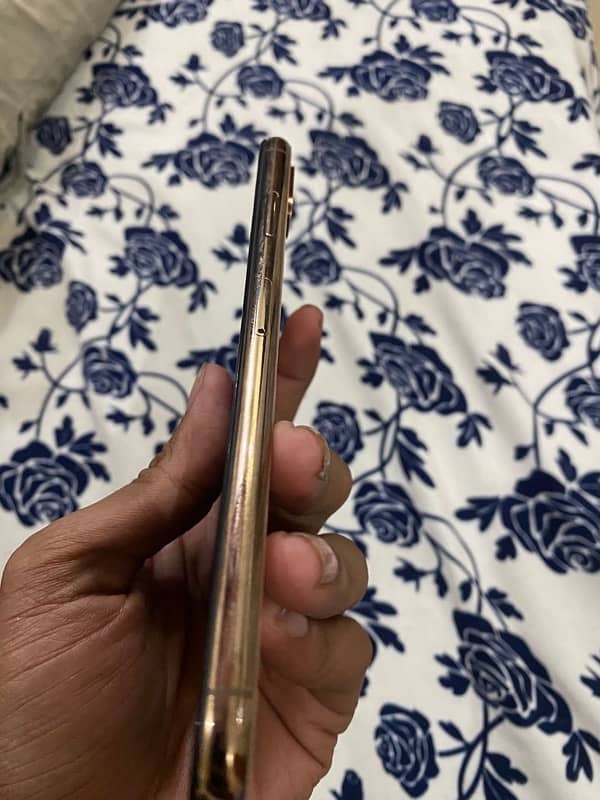 iphone xs max 64 GB FACTOTRY UNLOCKED ALL OK JUST FRONT CAMERA ISSUE 7