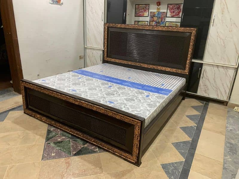 3 new bedroom set or 1 used bed khud bnwaya hen 3