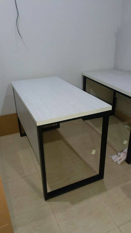 Used Office Executive Table/ computer table (4 Pieces) 2