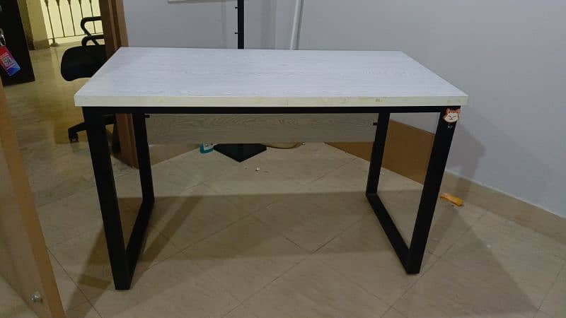 Used Office Executive Table/ computer table (4 Pieces) 8