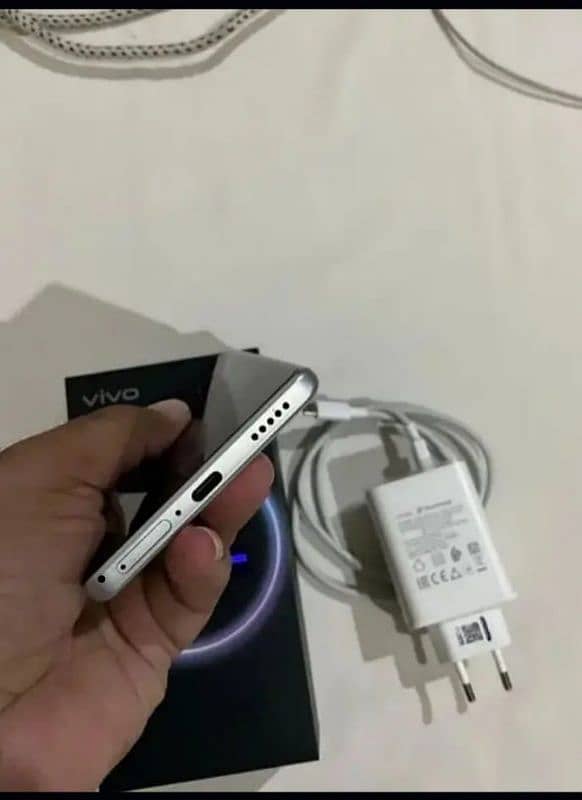 vivo v40.16. gb. 256.  phone 03099280202 3